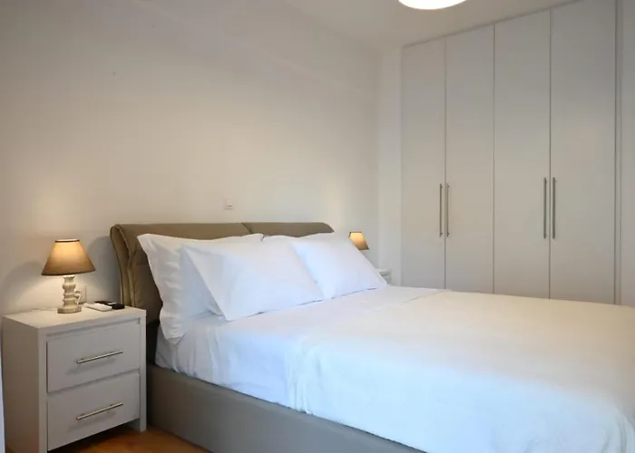 Modern Two Bedroom Apartment At Koukaki